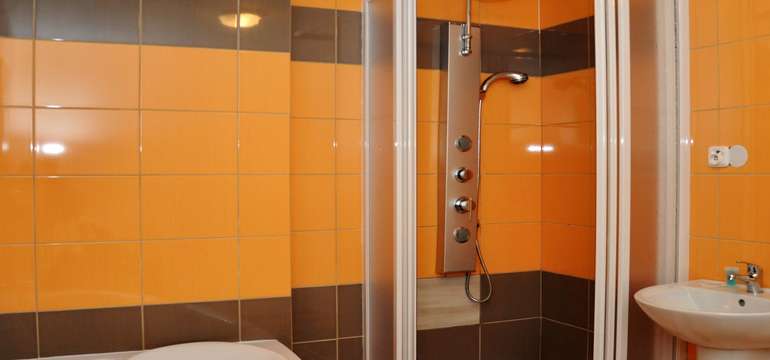 Komfortní pokoje jsou vybaveny koupelnou s WC, kabelovou TV, trezorem a WiFi