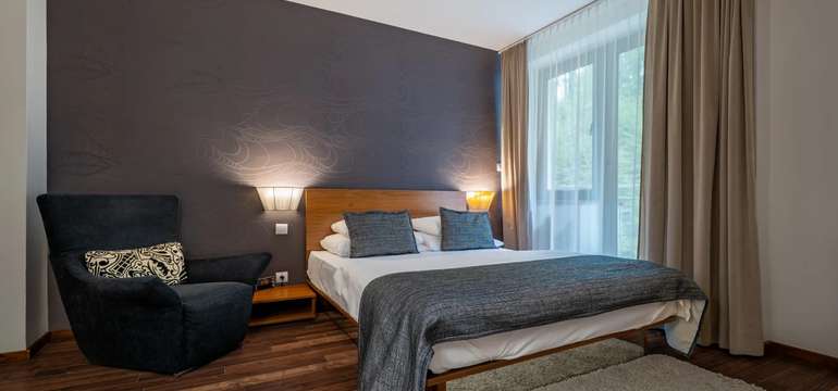 Vkusne zariadené moderné izby a apartmány s balkónom alebo terasou