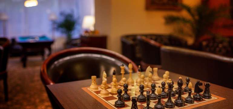 Lobby lounge & bar je otvorený nonstop a ponúka občerstvenie, internet i spoločenské hry