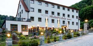 Wellness hotel Hluboký dvůr***  leží v údolí rieky Bystřice pod Oderskými vrchmi a Nízkym Jeseníkom