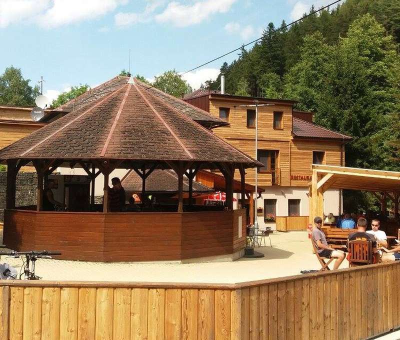 Venkovní zahrádka přijde vhod při příznivém počasí