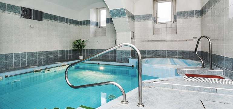 Hotel disponuje také bazénem a whirlpool