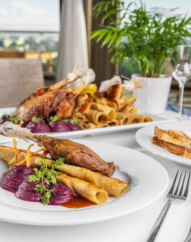 Chrumkavé kačacie hody s výhľadom na Bratislavu v Restaurant Parlament