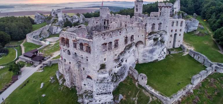 Zábavný park Ogrodzieniec v Poľsku stojí pri impozantnej zrúcanine hradu