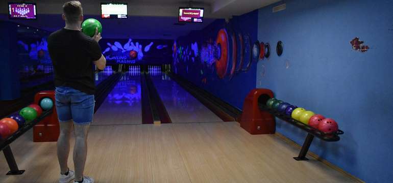 3 bowlingové dráhy, široký sortiment miešaných nápojov, príjemná hudba