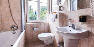 Súčasťou každej izby je sociálne zariadenie, kúpeľňa s vaňou a umývadlom