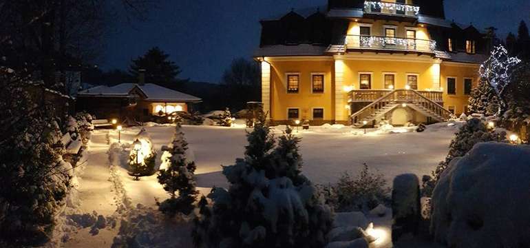 Penzión je historická budova, pôvodne klasicistický kaštieľ, postavený v 19. storočí