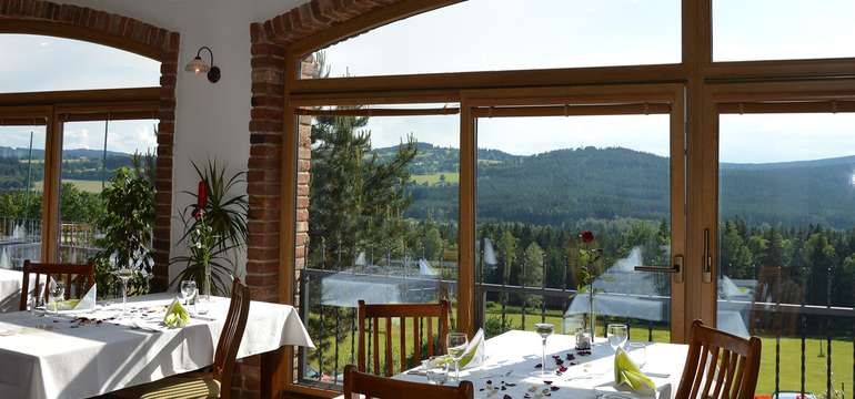 Užijte si krásný pohled do krajiny z hotelové restaurace