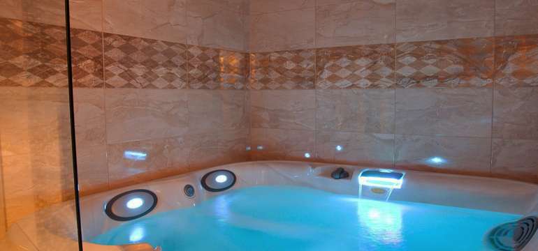 Privátne butikové wellness: fínska sauna, jacuzzi, wellnes sprchy, relax miestnosť s občerstvením