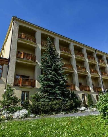 Hotel Smokovec*** leží v centru města, u lanovky na Hrebienok