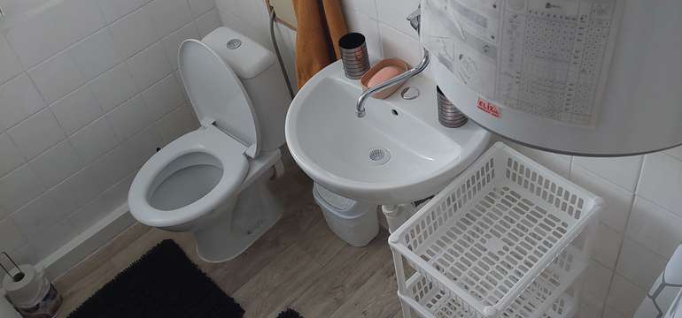 Apartmán má kúpeľňu s vaňou (aj sušičom vlasov)