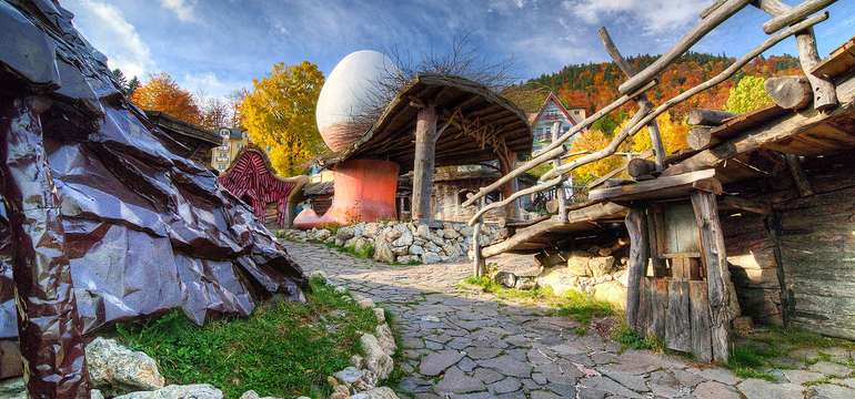Dedinku tvoria domčeky v štýle ľudovo-fantazijnej architektúry