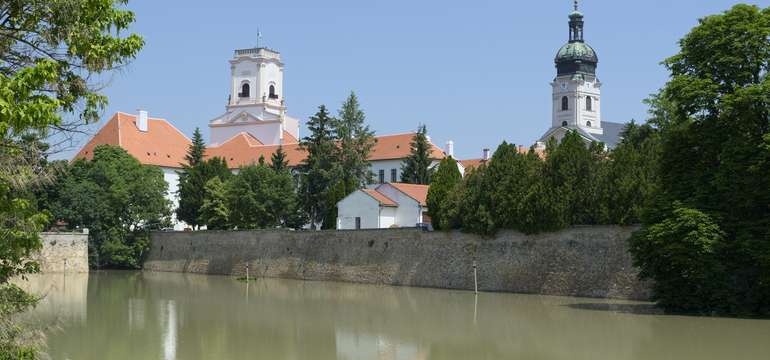 Mesto leží na sútoku riek Mošonský Dunaj, Rába a Rabča