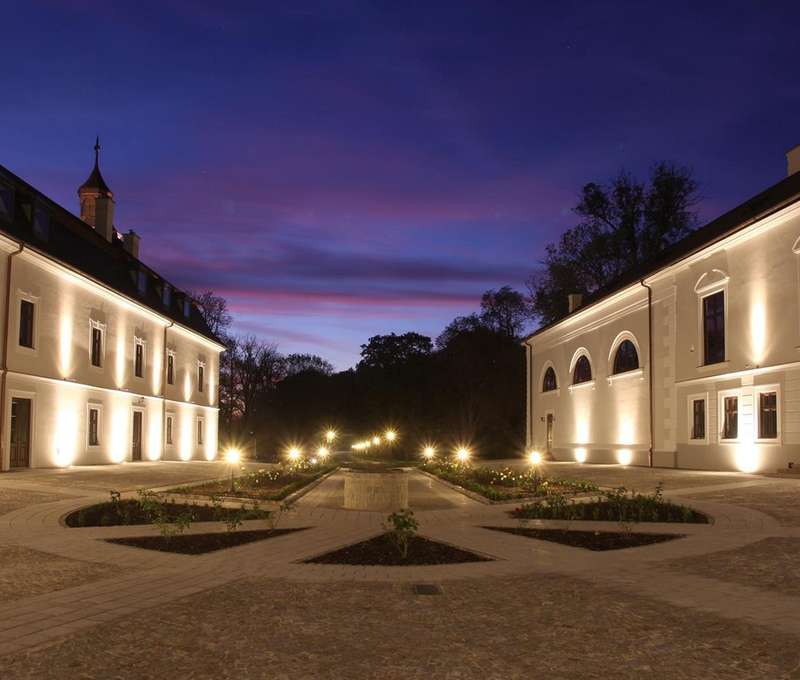 V lone nádhernej prírody storočných stromov sa vyníma klenot - Château Appony****