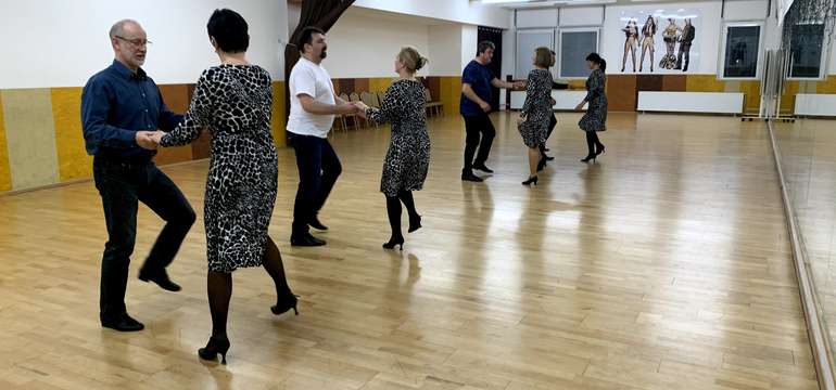 Podľahnite latinsko-americkým a štandardných tancom