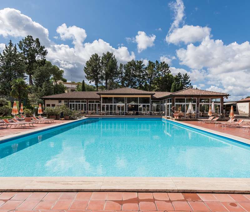 Bazén v Il Pelagone Hotel & Golf Resort vás počas horúcich dní príjemne osvieži