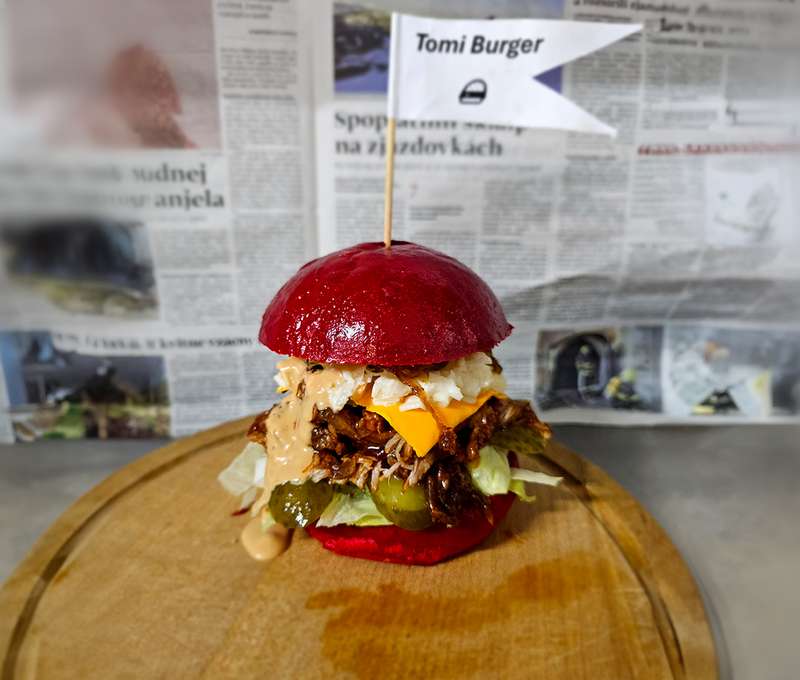 Burger podľa vlastného výberu + domáce zemiakové hranolky 