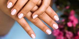 Gél lak s manikúrou v novootvorenom salóne