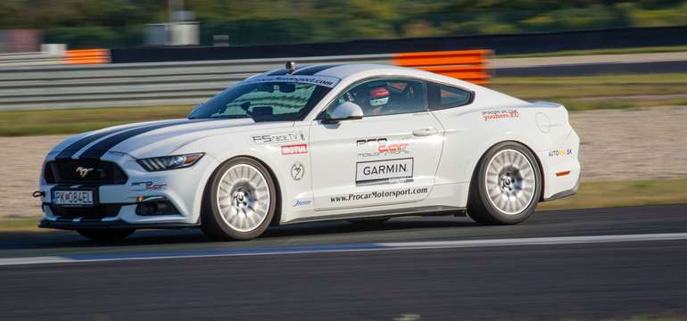 Mustang: max. rýchlosť: 260 km/h.