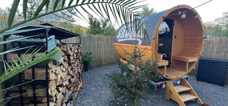 Zážitkové sunovanie vo fínskej barelovej saune pod holým nebom v Huntry Sauna