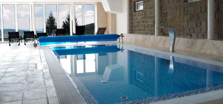 Parádní relax zažijete v moderním wellness centru s bazénem, saunou a vířivkou.