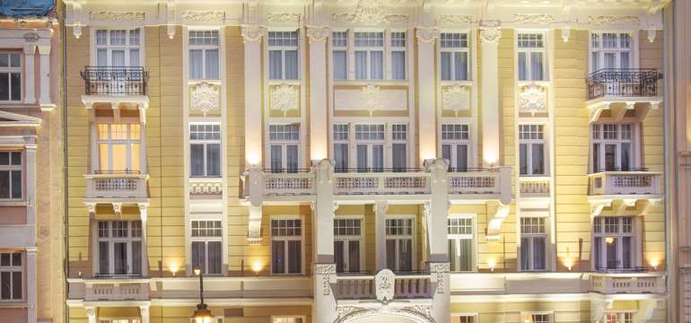 Luxusný, rozsiahlo zrekonštruovaný hotel sídli neďaleko kúpeľného centra Karlových Varov