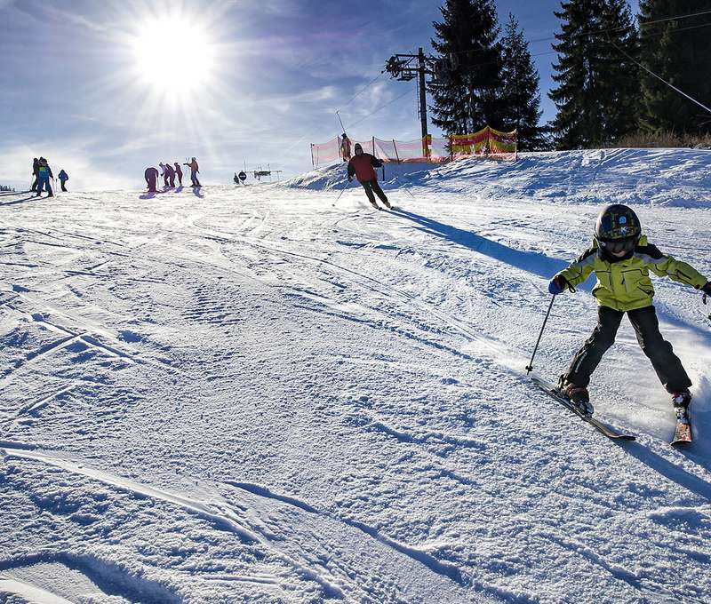 4 lyžiarske vleky, snowtubingová dráha, detský zimný kolotoč