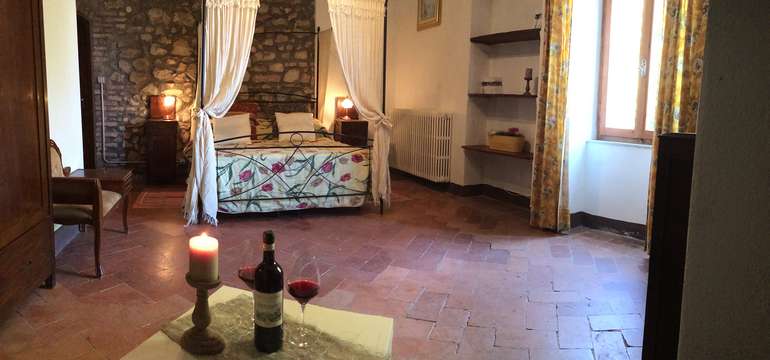 Izby vo vile Fattoria IL Santo sú zariadené v typickom toskánskom štýle