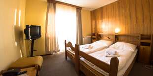 Pokoje jsou vybaveny vlastním sociálním zařízením, TV a WiFi