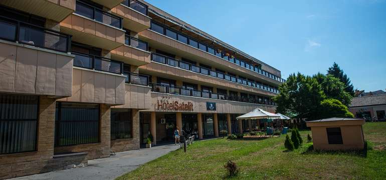 Hotel Satelit*** sa nachádza v centre kúpeľného mesta Piešťany