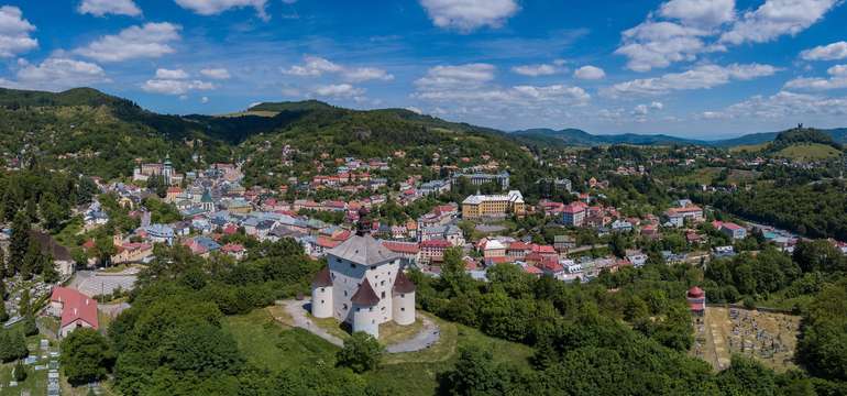 Banská Štiavnica je od Vily Park vzdialená 19 minút autom