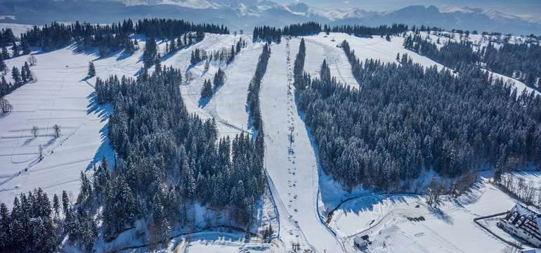 2 km od hotela Redyk*** je ďalšie lyžiarske centrum s lanovkou a 950 m svahom
