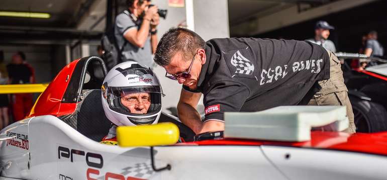 Adrenalínová jazda na pretekárskych autách