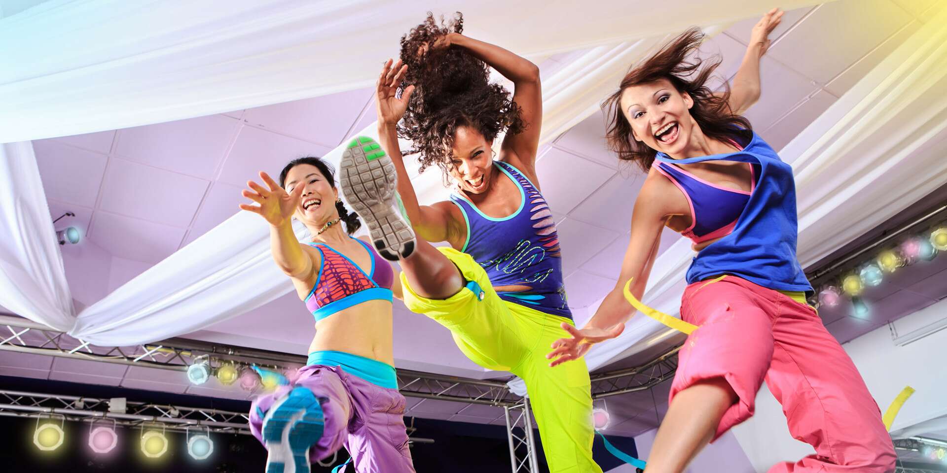 Современные танцы. Люди танцуют. Летняя дискотека. Современные танцы. Молодежные танцы.