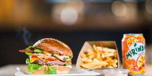 Stanica burger s hranolkami a Pepsi alebo Mirindou so sebou \"take away\"