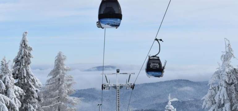 2x čtyřsedačková lanovká, 5x vlek a na 12,4 km sjezdových tratí různých obtížností