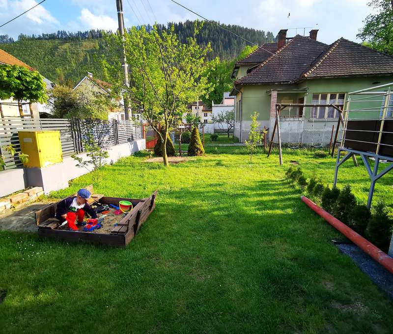 Deti máte v záhrade privátu Anna pod dohľadom, aj keď relaxujete na terase