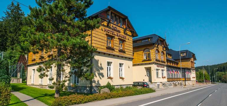 Hotel Bauer leží v malebném údolí horské říčky Bílá v nadmořské výšce 521m
