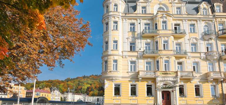 Hotel Belvedere Spa & Wellness**** leží pár krokov od liečebných prameňov, v pokojnej oblasti