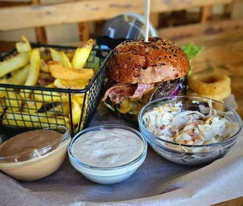 Poctivý hovädzí burger s poriadnou porciou príloh
