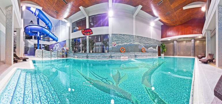 Hotel má vlastný aquapark s bazénom, vírivkou a toboganom