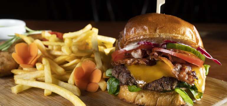 Burger a pivné Fish and Chips 