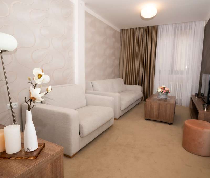 Apartmán s obývačkou, spálňou a predsieňou s kuchynkou