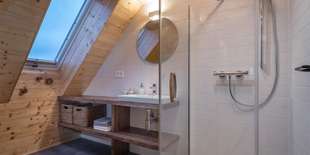 Drevenica Emilka - Sprcha s výhľadom na hory