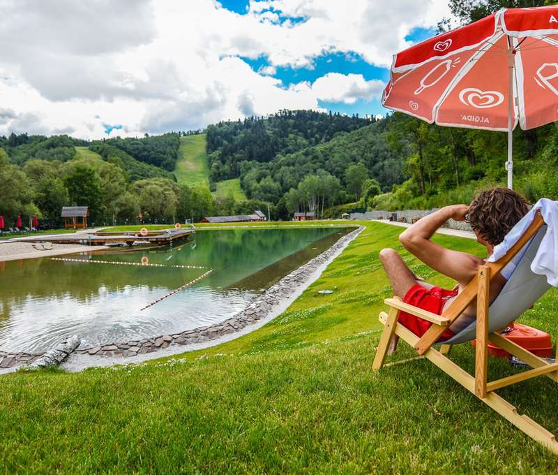 Súčasťou biokúpaliska sú aj prezliekarne, sociálne zariadenia, pieskovisko a trampolína