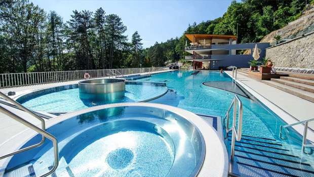 unikátne kúpalisko Zelená žaba zasadené v lese, nad Trenčianskymi Teplicami