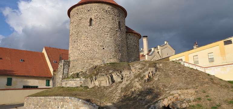 Znojmo je mesto na juhu Moravy s pôsobivým historickým centrom