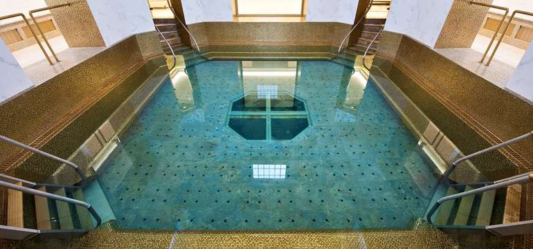 Zrekonstruovaný hotel ROYAL PALACE***** je zařízen ve stylu art deco a patří k nejluxusnějším
