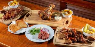 Mäsové špeciality - od krídelok až po celé prasiatko v reštaurácii u Doktora