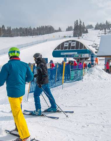 Wszystkie trasy są oświetlone, sztucznie naśnieżane i regularnie ratrakowane
